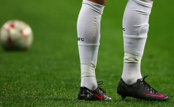 ghete-de-fotbal-iarba-si-sintetic